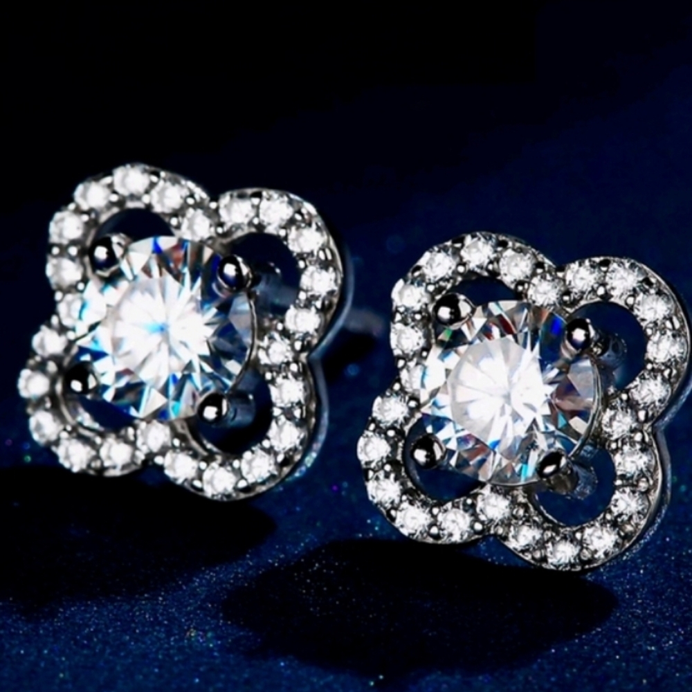 1CT VVS1 Moissanite Diamond Luxury Stud Earrings Four Clover